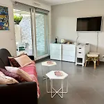 Joli Studio Climatise Avec Jardin Dans Residence Avec Piscine