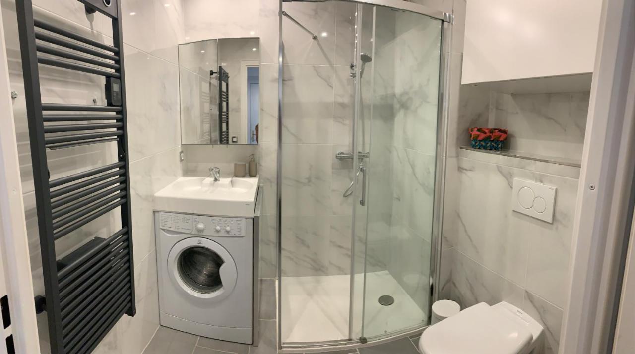 Joli Climatise Avec Jardin Dans Avec Piscine Apartamento Antibes