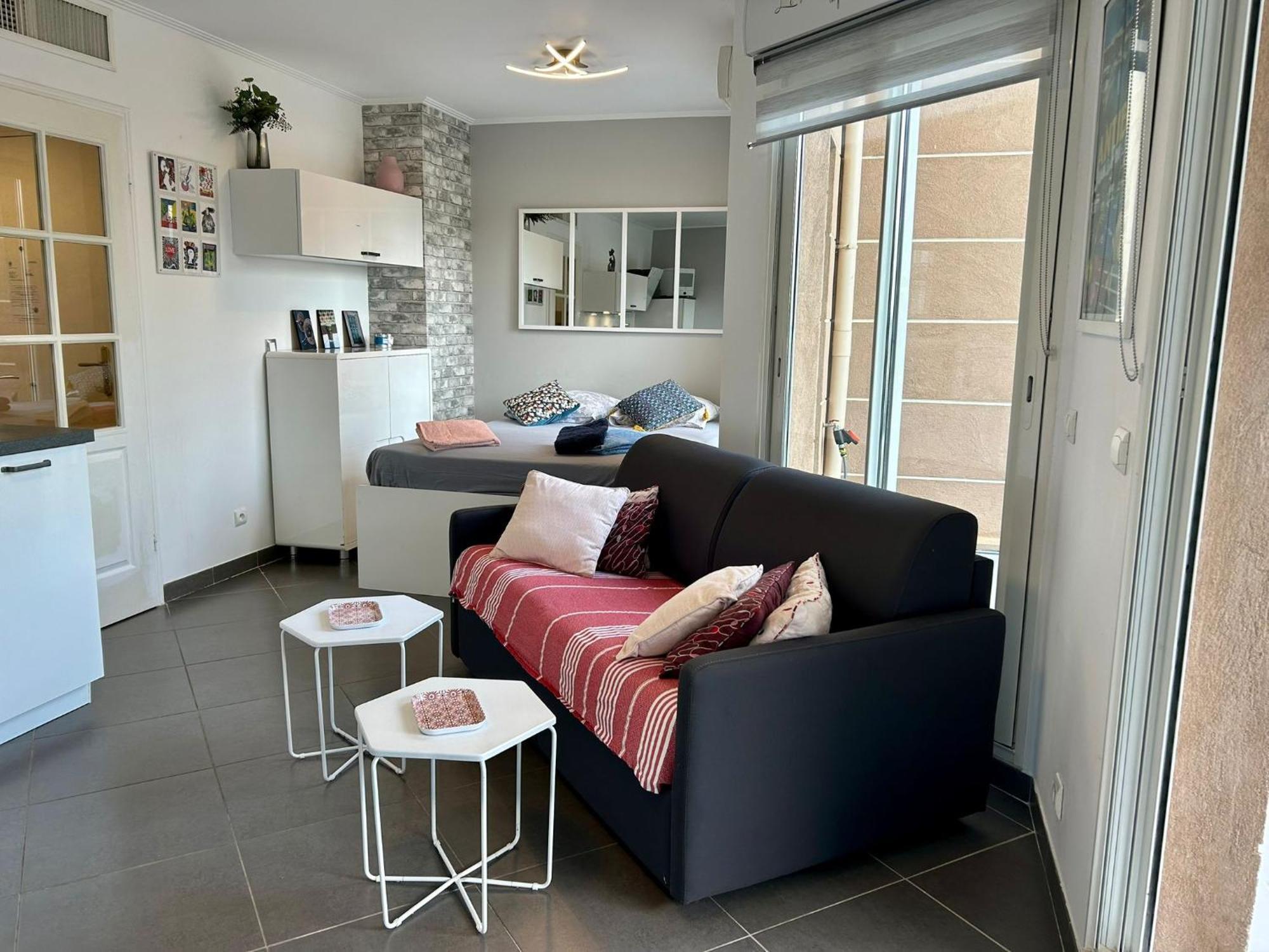 Joli Climatise Avec Jardin Dans Avec Piscine Antibes
